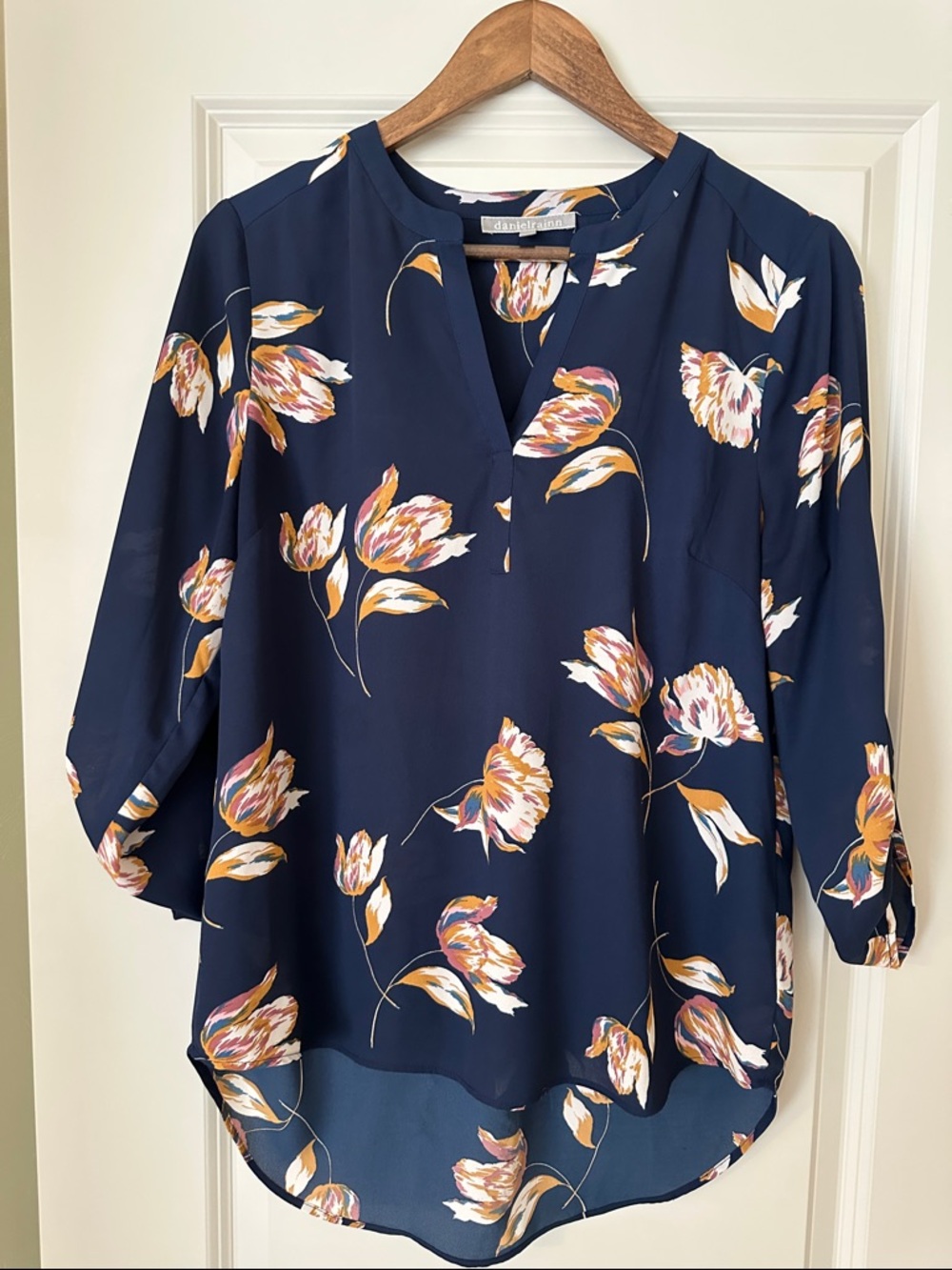 NWOT Daniel Rainn Navy Floral V Neck Tunic Blouse